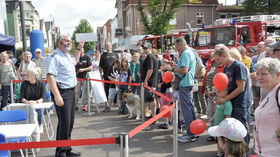 Am Blaulichttag waren viele Besucherinnen und Besucher in der Innenstadt. Foto: Bodo Wolters/Archiv