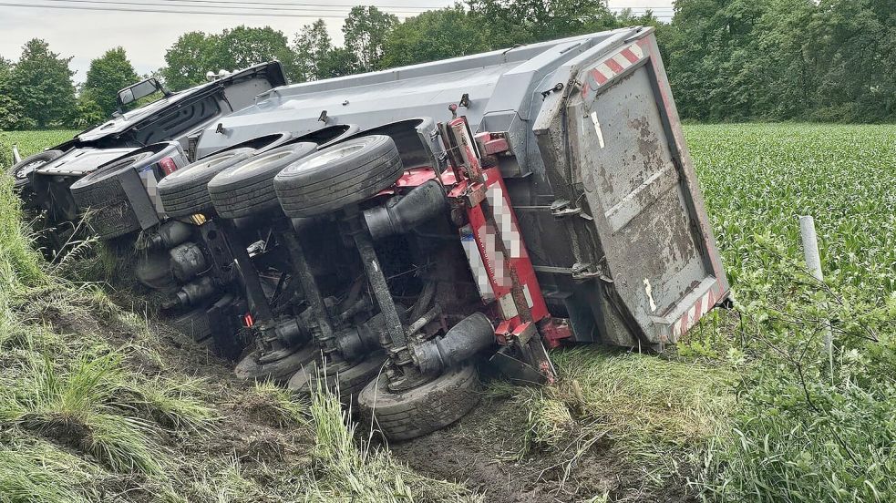 Auf der B 72 bei Filsum ist am Donnerstag ein Sattelzug von der Fahrbahn abgekommen. Foto: Melchert Stromann