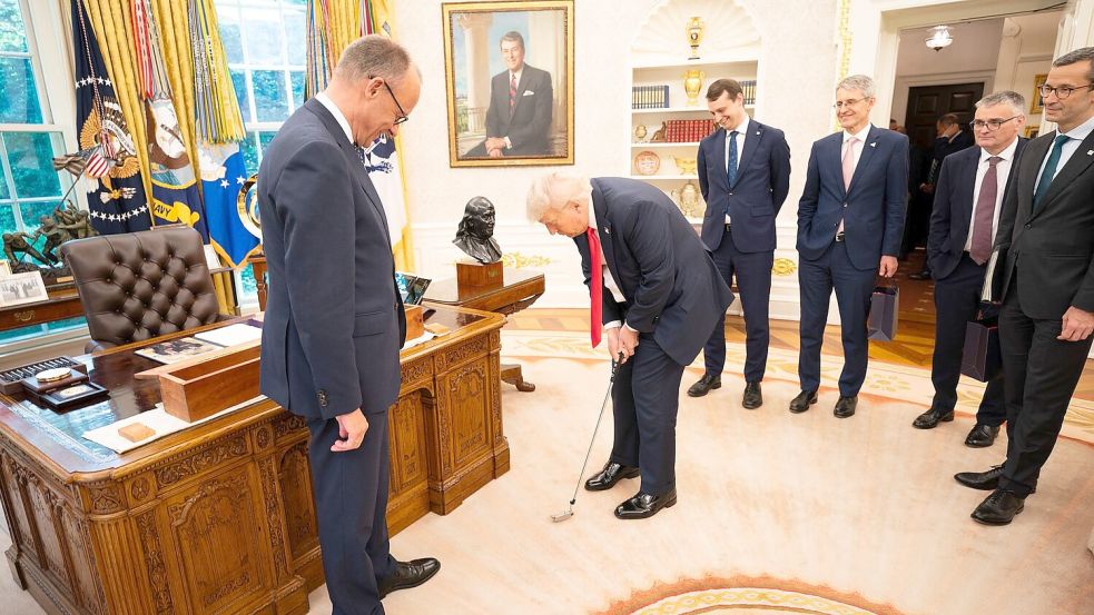 Sporteinlage im Oval Office während des Besuchs des Kanzlers beim US-Präsidenten. Foto: Steffen Kugler/Bundesregierung/dpa