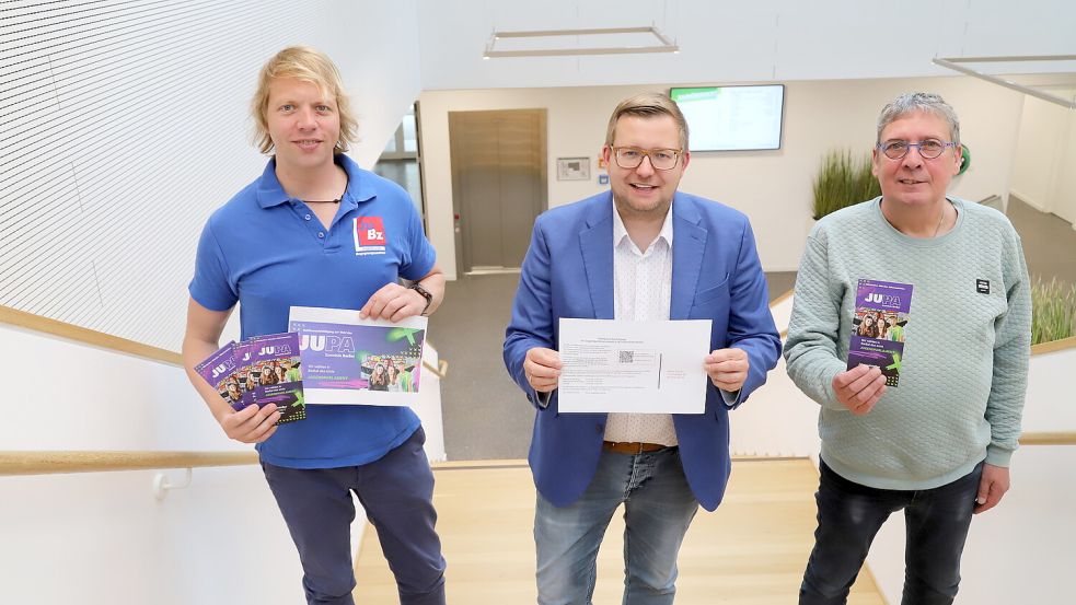 Gemeindemitarbeiter Michael Bohnen (von links), Bürgermeister Nils Anhuth und Jugendpfleger Hartmut Börchers werben für die Wahl. Foto: Hans Passmann