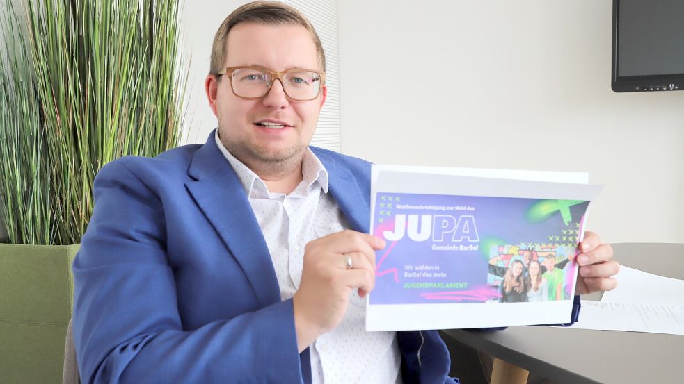 Eine solche Wahlbenachrichtigung, wie Nils Anhuth sie hier präsentiert, bekommt die Barßeler Jugend per Post. Foto: Hans Passmann