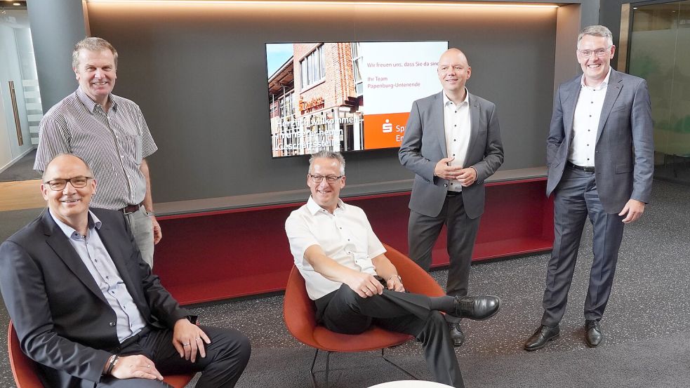 Wohlfühlatmosphäre bescheinigen (von links) Norbert Robin, Georg Fischer, Achim Akkermann, Marco Menne und Oliver Roosen den neuen Räumen der Sparkasse Emsland in Papenburg. Fotos: Gerd Schade
