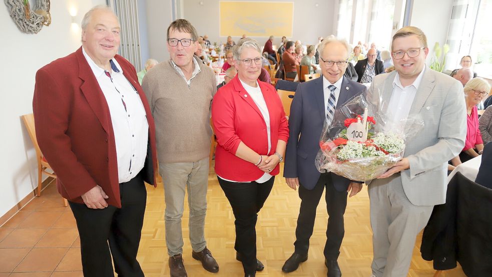 Glückwünsche und Geschenke zum 100-jährigen Bestehen nahmen Ewald Janßen (von links), Bernhard Möller und Tanja Rastedt von Bernhard Sackarendt und Nils Anhuth entgegen. Foto: C. Passmann