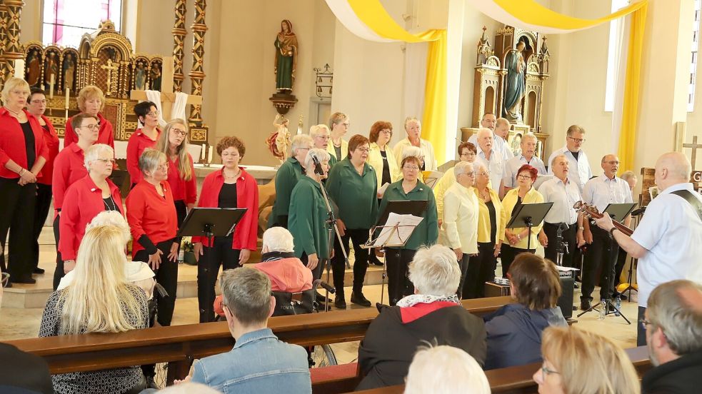 Der Chor Color begeisterte das Publikum in der Barßeler Kirche. Foto: Hans Passmann