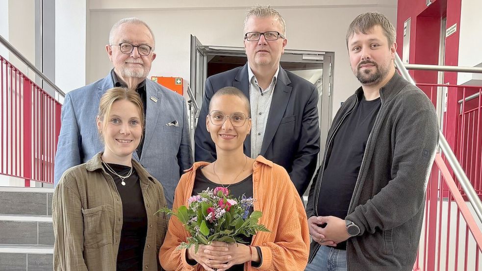 Das Bild zeigt (oben, von links): Jörg Furch, Vorstandsvorsitzender der Volkshochschule, Theo Douwes, Bürgermeister der Gemeinde Westoverledingen, Carsten Löning, Fachbereichsleiter der Außenstellen sowie (vorne, von links), Amke Flink, Programmmanagerin der Außenstellen und Shadya Fazal, Außenstellenleiterin Westoverledingen. Foto: Gemeinde/Beening