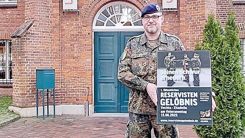 Vor dem Zeughaus in Vechta: Meinhard Lamping aus Barßel lädt Reservisten und Interessierte zum Veteranentag und zum 1. Reservistengelöbnis ein. Foto: Alexander Esser