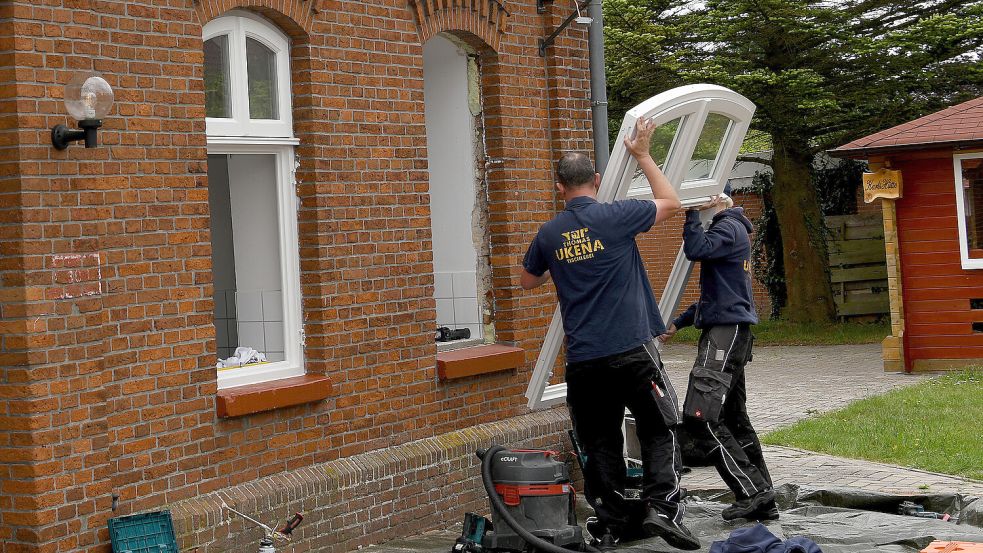 Mit dem Einbau neuer Fenster nach dem historischen Vorbild hat die energetische Sanierung des Gasthuuses begonnen. Foto: Melchert Stromann