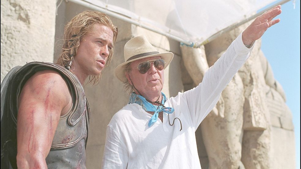 Wolfgang Petersen und sein Hauptdarsteller Brad Pitt am Filmset von „Troja“ während der Dreharbeiten. Foto: Warner Bros.