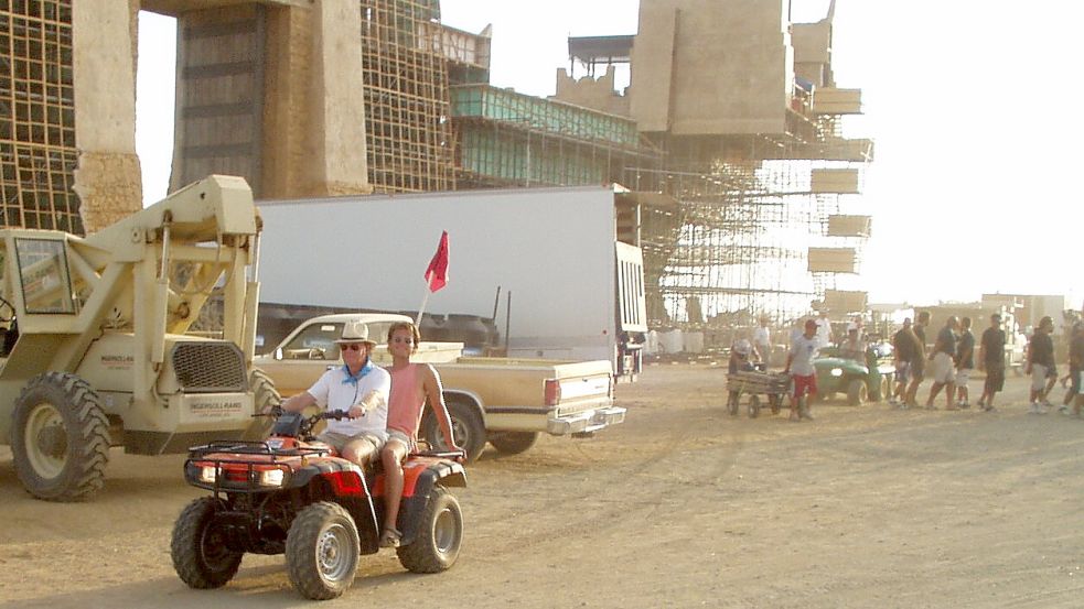 Daniel und Wolfgang Petersen in einer Pause während der Dreharbeiten zu „Troja“ 2003 in Mexiko. Foto: Barbara Huber