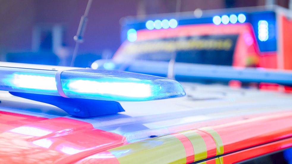 Die Einsatzkräfte in Friedrichstadt werden zu einem Unfall gerufen, bei dem ein Auto in eine Eisdiele gerast ist und mehrere Menschen verletzt hat. Foto: dpa/Julian Stratenschulte