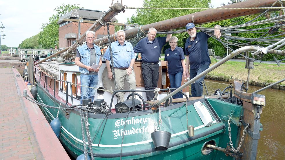 Wollen touristisch in Rhauderfehn etwas bewegen: (von links) Helwig Weber und Wilhelm Roßbach, die Vorsitzenden des Fördervereins Tourismus Rhauderfehn mit Torsten Laupichler und Gunda und Eckhard Schulte von der Schiffergilde Rhauderfehn an Bord der Tjalk Ebenhaezer. Foto: Astrid Fertig