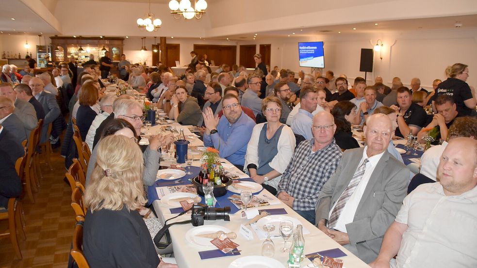 Sehr gut besucht war die Vertreterversammlung der Raiffeisenbank Flachsmeer im Saal des Gasthuuses Up Dörp in Flachsmeer. Foto: Carsten Ammermann