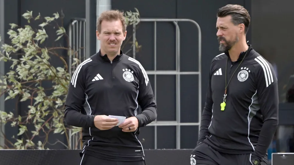 Julian Nagelsmann (l) und Sandro Wagner beim letzten gemeinsamen DFB-Training. Foto: Federico Gambarini/dpa