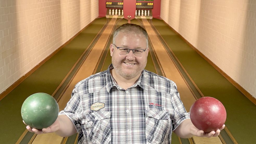 Heiko Tinnemeyer von der Gemeinde Ostrhauderfehn freut sich über die Wiedereröffnung der Kegelbahn in der früheren Gaststätte „Zur alten Schleuse“. Foto: Henrik Zein