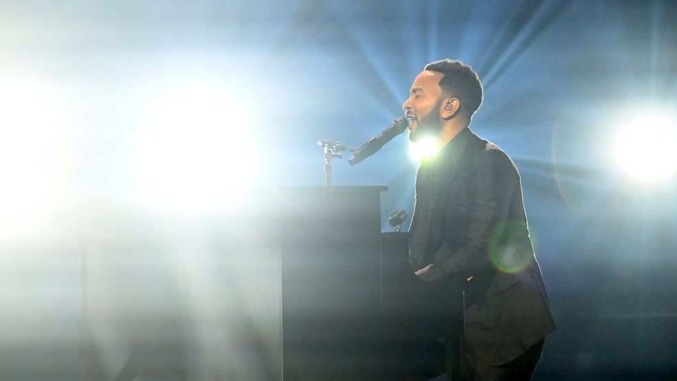 Die emotionalsten Momente gab es, wenn John Legend allein am Klavier saß. Foto: Felix Hörhager/dpa