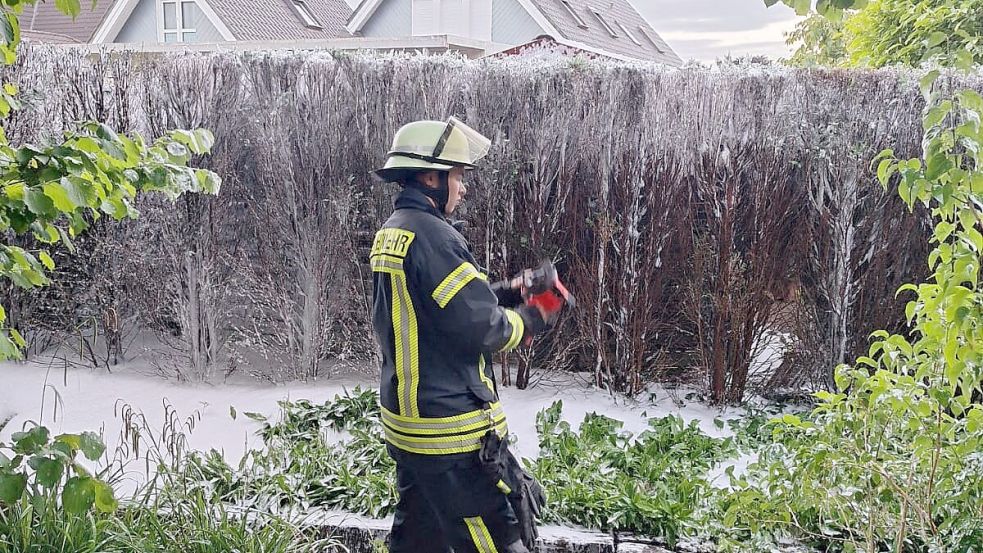 Am Montagabend, 26. Mai 2025, mussten die Feuerwehren aus Rhaudermoor und Westrhauderfehn erneut zu einem Heckenbrand am Ostfriesland-Wanderweg ausrücken. Foto: Feuerwehr