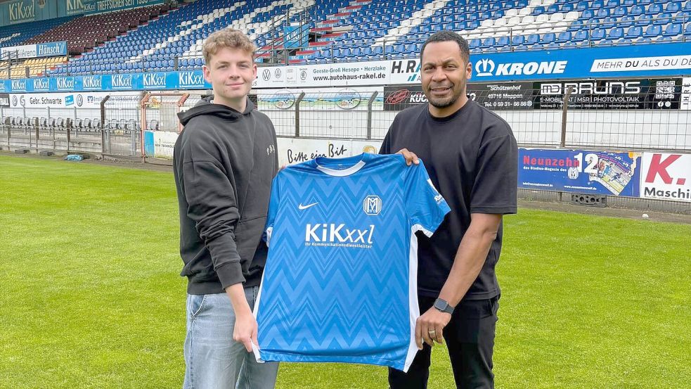 Der Sportliche Leiter Jonas Goldenstein Olufemi Smith (rechts) stellte Jonas Goldenstein nun als Zugang für den Regionalliga-Kader vor. Foto: SV Meppen