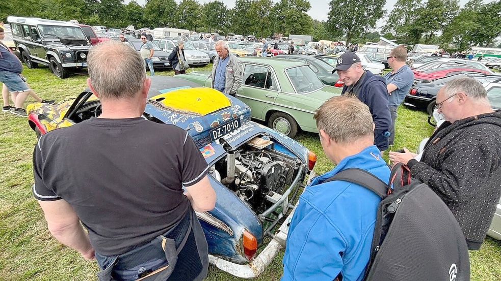 Staunen und fachsimpeln: Das gehört zum Oldtimermarkt in Bockhorn dazu. Foto: Klaus Ortgies/Archiv