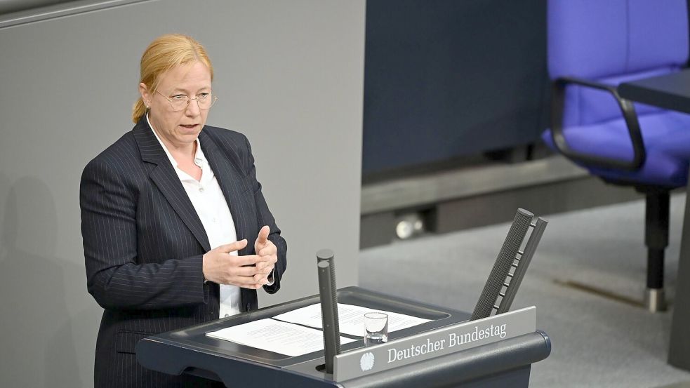 Die stellvertretende SPD-Fraktionschefin Dagmar Schmidt kritisiert den Vorstoß von CDU-Generalsekretär Carsten Linnemann für einen harten Kurs beim Bürgergeld. (Archivbild) Foto: Katharina Kausche/dpa