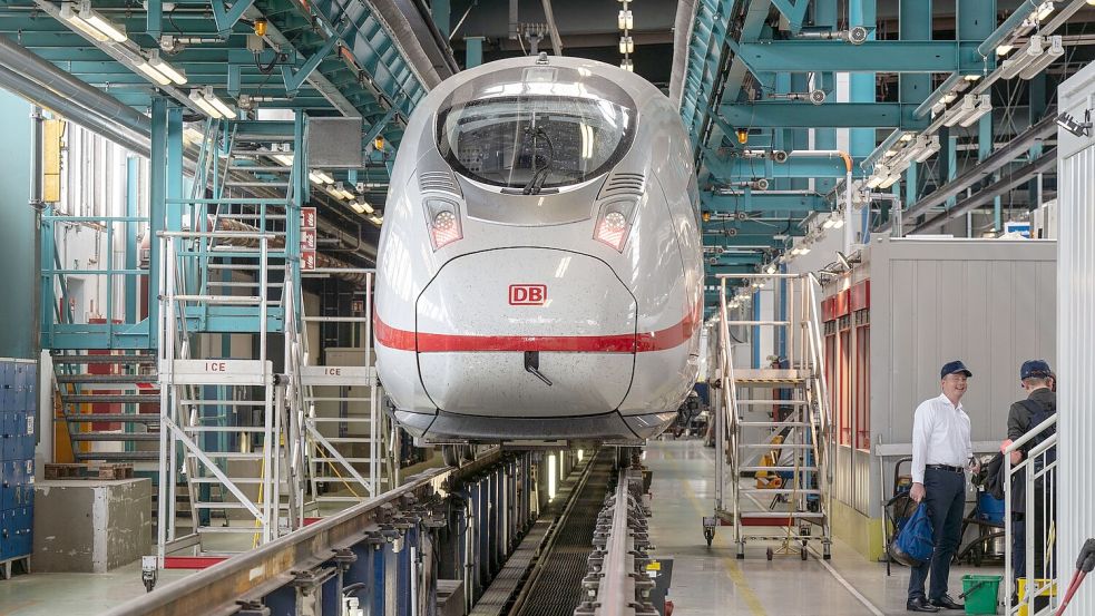 Die Auslieferung des ICE 3 Neo läuft. Er ersetzt unter anderem alte Intercity-1-Züge auf internationalen Verbindungen nach Amsterdam. (Archivbild) Foto: Frank Rumpenhorst/dpa