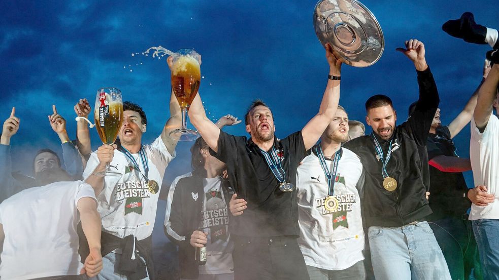 Völlig losgelöst: Füchse feiern den Bundesliga-Titel. Foto: Fabian Sommer/dpa