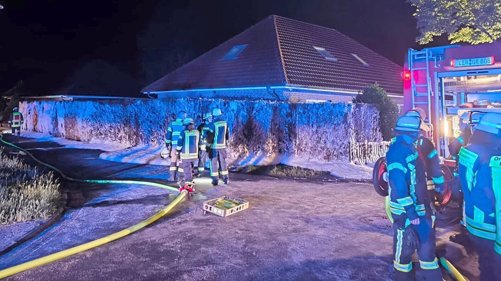 Die Einsatzkräfte der Feuerwehren waren am Donnerstag, 29. Mai 2025, um kurz nach Mitternacht schnell vor Ort und konnten den Heckenbrand rasch löschen. Foto: Daniel Grüneke