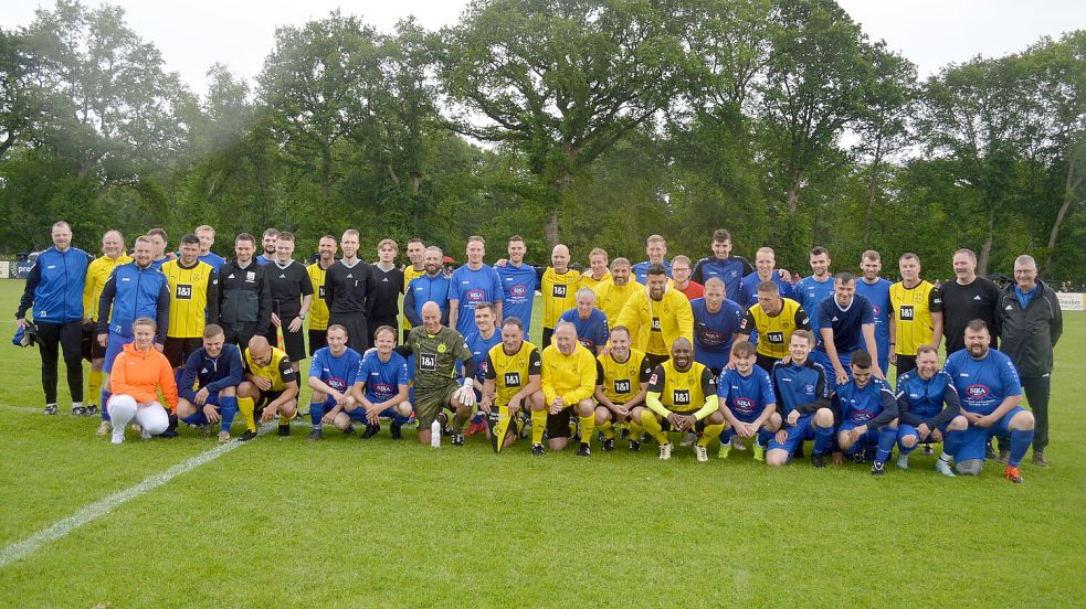 Ein Gruppenfoto als Erinnerung: die Ihrener Auswahl (blaue Trikots) und die Traditionsmannschaft von Borussia Dortmund. Foto: Holger Weers