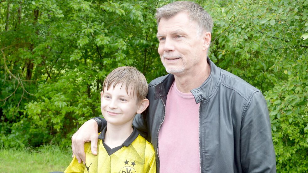 Ex-Profi Thomas Helmer erfüllte Fotowünsche. Foto: Holger Weers