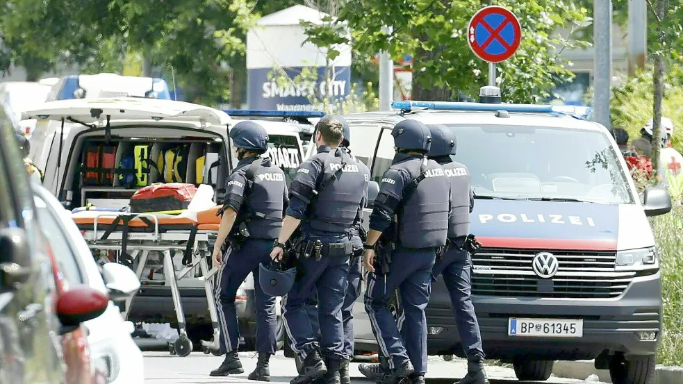 Die Polizei und etliche Rettungskräfte sind gerade mit einem Großaufgebot an einer Schule in Graz im Einsatz. Foto: dpa/APA/Erwin Scheriau