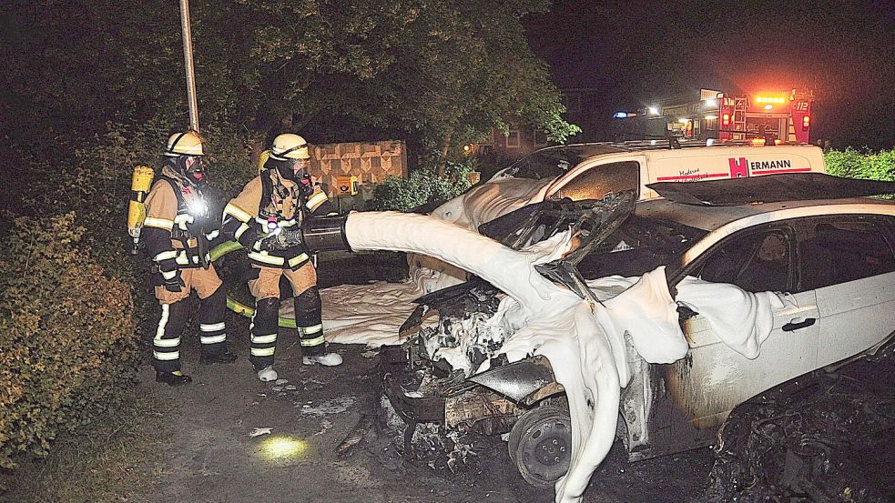 Vier Fahrzeuge brannten. Foto: Bodo Wolters