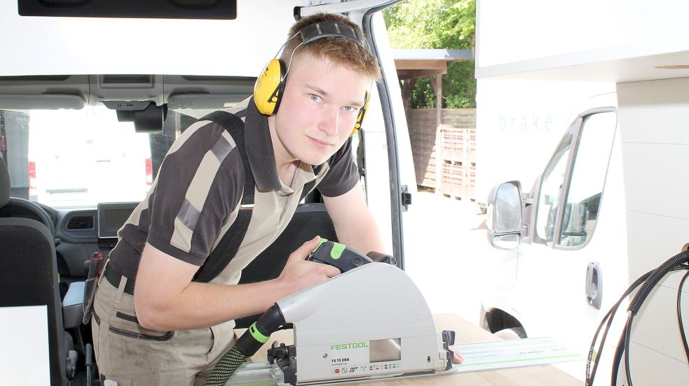 Tischler-Azubi Tim Fischer hat schon früh sein handwerkliches Geschick und seine Leidenschaft für das Arbeiten mit Holz entdeckt. Fotos: HWK/J. Stöppel