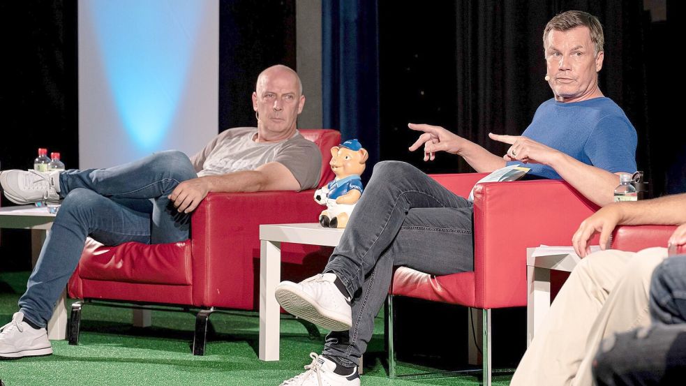 Experte Mario Basler (links) und Moderator Thomas Helmer (Mitte) gehören zum „Stammpersonal“ bei der Deutschlandtour der interaktiven Bühnenshow „Doppelpass on Tour“. Fotos: S-Promotion Event GmbH