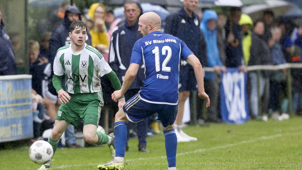 Marvin Oltmanns (links) zählte am Samstag beim 1:1 gegen Blau-Weiß Filsum zu den Aktivposten in der Mannschaft des RSV Visquard. Fotos: Jens Doden