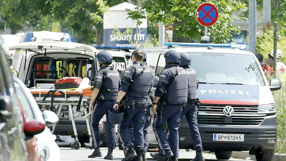 Polizei und Rettungskräfte waren im Großeinsatz. Foto: Erwin Scheriau/APA/dpa