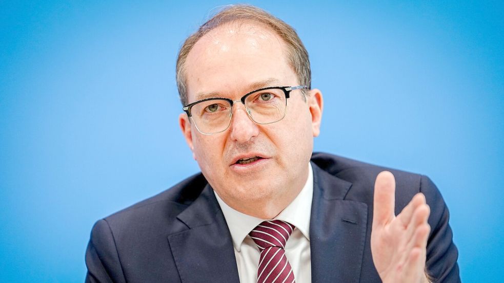 Am Tag vor dem Beginn der Innenministerkonferenz von Bund und Ländern stellte Bundesinnenminister Alexander Dobrindt (CSU) den Verfassungsschutzbericht 2024 vor. Foto: Kay Nietfeld/dpa
