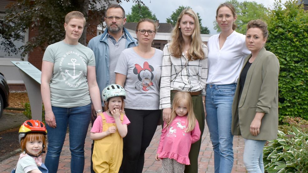Sie fordern eine schnelle Entscheidung und mehr Transparenz: (hinten, von links) Anne Willert, Anton und Regina Kufelt, Laura Reens, Imke Greten und Janna Schröer mit den Kindern (vorne, von links) Martje und Liefke Willert sowie Anni Reens. Fotos: Henrik Zein