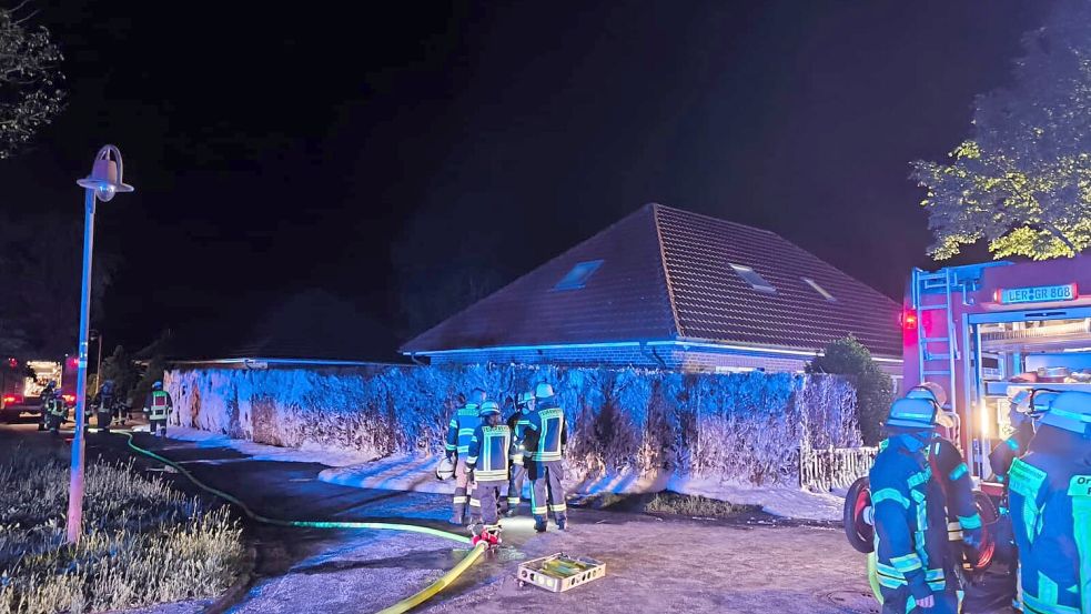 Die Einsatzkräfte der Feuerwehren waren am Donnerstag, 29. Mai 2025, um kurz nach Mitternacht schnell vor Ort und konnten den Heckenbrand rasch löschen. Foto: Daniel Grüneke
