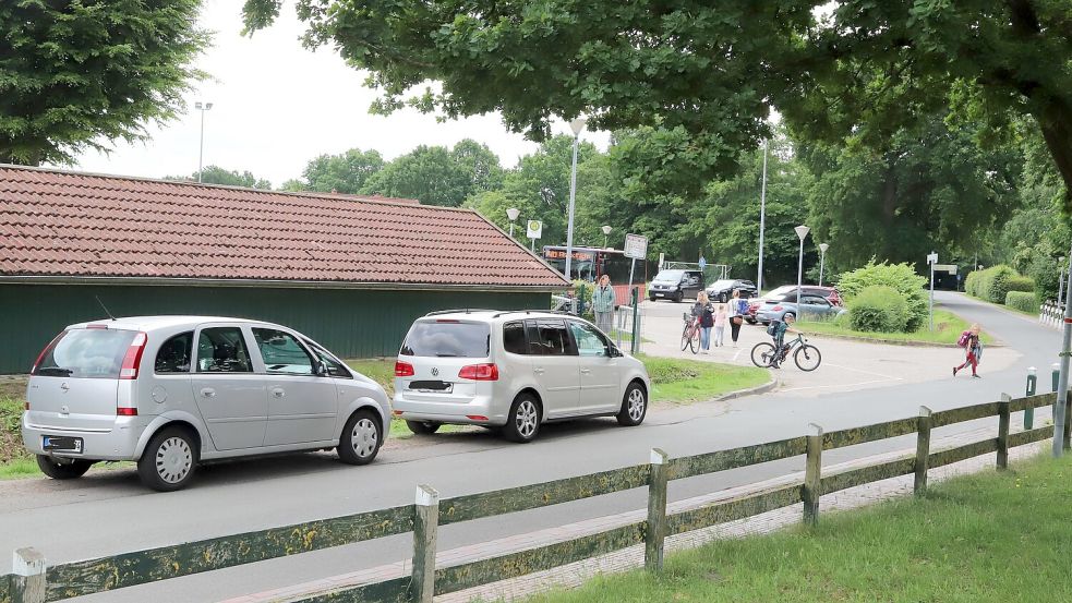 Weil Eltern mit ihren Autos den engen Mühlenweg zuparken, kommt es vor und nach dem Unterricht an der Marienschule immer wieder zu Verkehrsproblemen. Foto: Hans Passmann