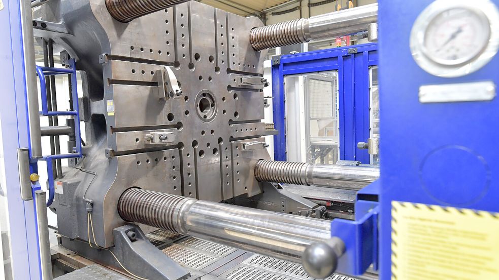 Die größte Maschine von LMBK: Sie drückt die Form mit bis zu 900 Tonnen zusammen. Foto: Klaus Ortgies/Archiv