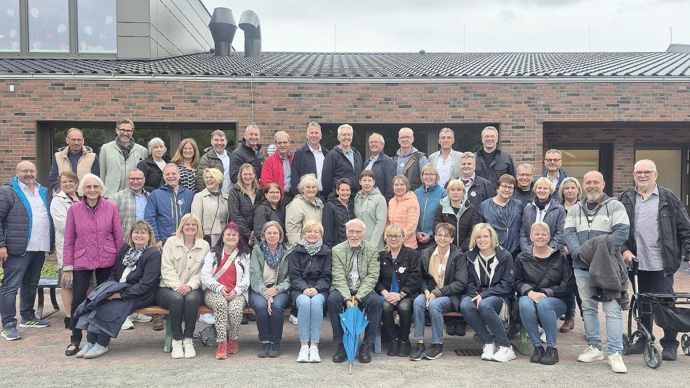 44 Ehemalige und drei Lehrer feiern 50 Jahre nach ihrer Einschulung ein Wiedersehen in Backemoor und besuchen ihre alte Grundschule in Collinghorst. Foto: Heike van Rüschen