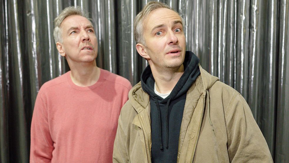 Olli Schulz (links) und Jan Böhmermann stehen vor einem Konzert von Olli Schulz in der Veranstaltungshalle „E-Werk“. Die beiden haben in ihrem Podcast „Fest und Flauschig“ eine interessante Frage aufgeworfen. Foto: Henning Kaiser/dpa