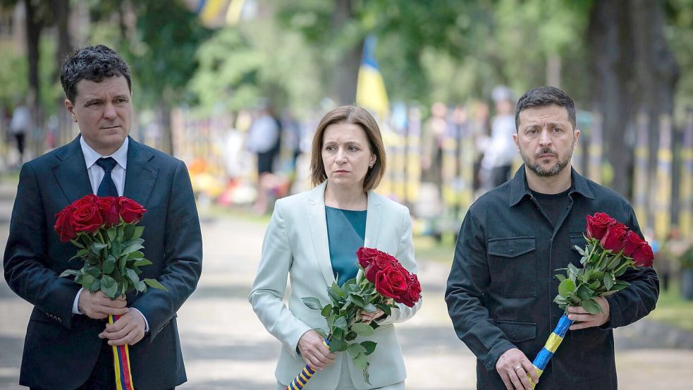 Staats- und Regierungschefs aus Südosteuropa legten in Odessa Blumen für gefallene ukrainische Soldaten nieder. Foto: Uncredited/Presidential Press Service/AP/dpa