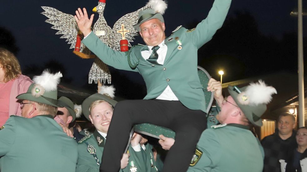 Schützenbruder Stefan Lindemann jubelt als neuer König des Schützenvereins Sedelsberg dem Schützenvolk zu. Foto: Passmann