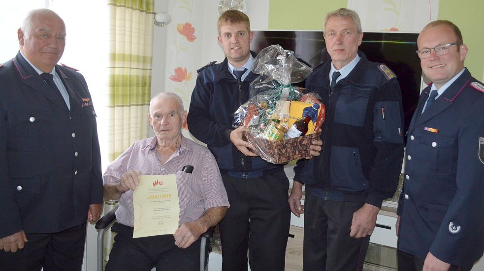 Mit einem Präsentkorb von seinen Kameraden und einer Urkunde des Landesfeuerwehrverbandes wurde Bernhard Beckmann für 50-jährige Mitgliedschaft in der Feuerwehr Langholt geehrt. Das Foto zeigt (von links) Bernhard Robbers (Feuerwehr Langholt), Bernhard Beckmann, Christian Ammermann (Ortsbrandmeister Feuerwehr Langholt), Andreas Erbo (stellvertretender Ortsbrandmeister Feuerwehr Langholt) und Markus Ahrenholz (Gemeindebrandmeister Gemeinde Ostrhauderfehn). Foto: Holger Weers