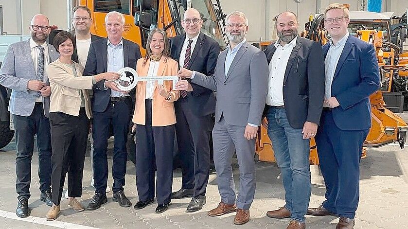 Symbolische Schlüsselübergabe: Über die Eröffnung der neuen Straßenmeisterei Friesoythe freuen sich (von links) Landrat Johann Wimberg, Verena Pellmann (Staatliches Baumanagement), MdL Stephan Christ, Jürgen Behrens (Straßenmeisterei), Dr. Hannah Timmer (NLStBV), Staatssekretär Matthias Wunderling-Weilbier, Timo Quander (Präsident NLStBV), Bürgermeister Sven Stratmann und MdL Lukas Reinken. Fotos: Heiner Stix
