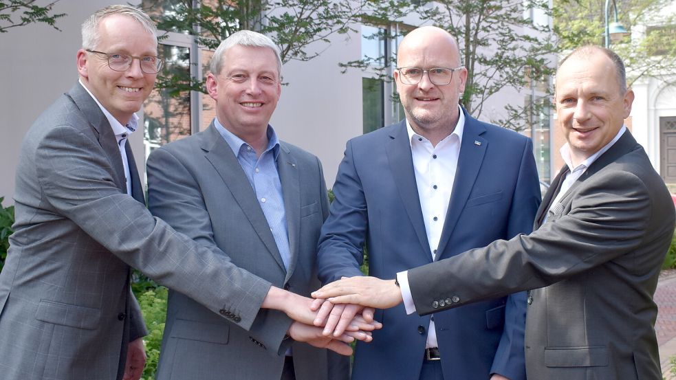 Zusammen stark: Die Volksbank Westrhauderfehn mit ihren Vorstandsmitgliedern Uwe Brechtezende (links) und Kai Stöter (2. von rechts) sowie die Vorstandsmitglieder der Raiffeisenbank Moormerland, Lothar Janssen (2. von links) und Ulrich Jungmann (rechts). Foto: Henrik Zein