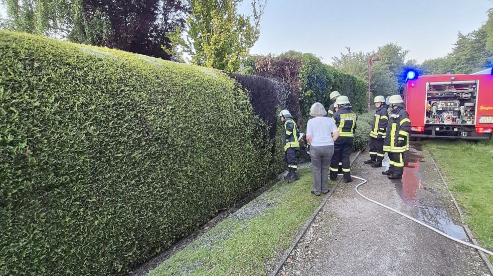 Die Feuerwehr aus Rhaudermoor war am Mittwochabend schnell vor Ort und konnte den Heckenbrand rasch löschen. Foto: Feuerwehr Rhaudermoor