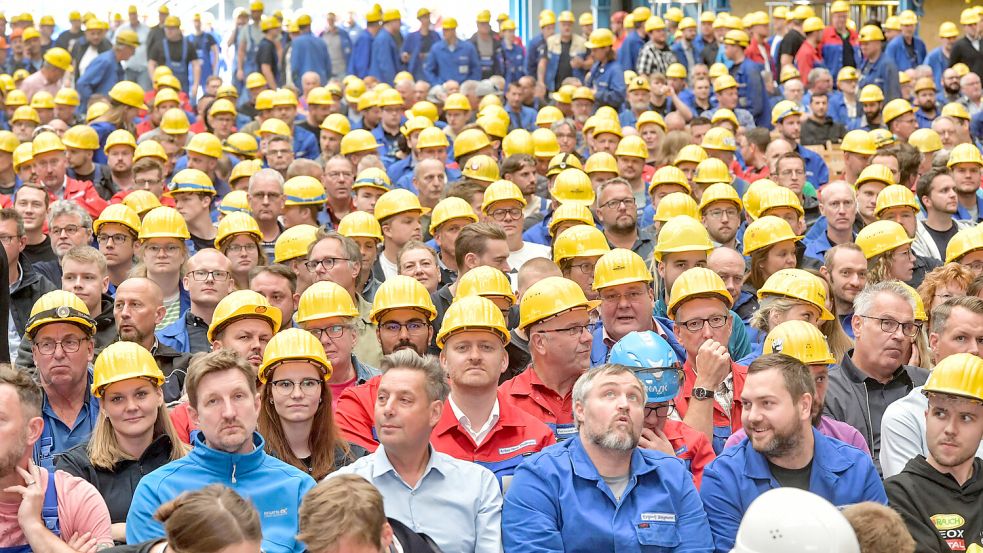 Ein bisschen Frieden wäre vielleicht auch mal nicht schlecht: Beschäftigte der Meyer Werft im August vergangenen Jahres bei einer Betriebsversammlung. Foto: Ortgies/Archiv
