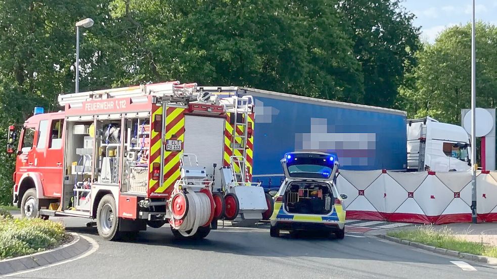 Einsatzkräfte von Polizei, Rettungsdienst und Feuerwehr waren im Einsatz, nachdem eine Radfahrerin am Freitagmorgen in Papenburg von einem Lkw erfasst und eingeklemmt wurde. Foto: Michael Kierstein