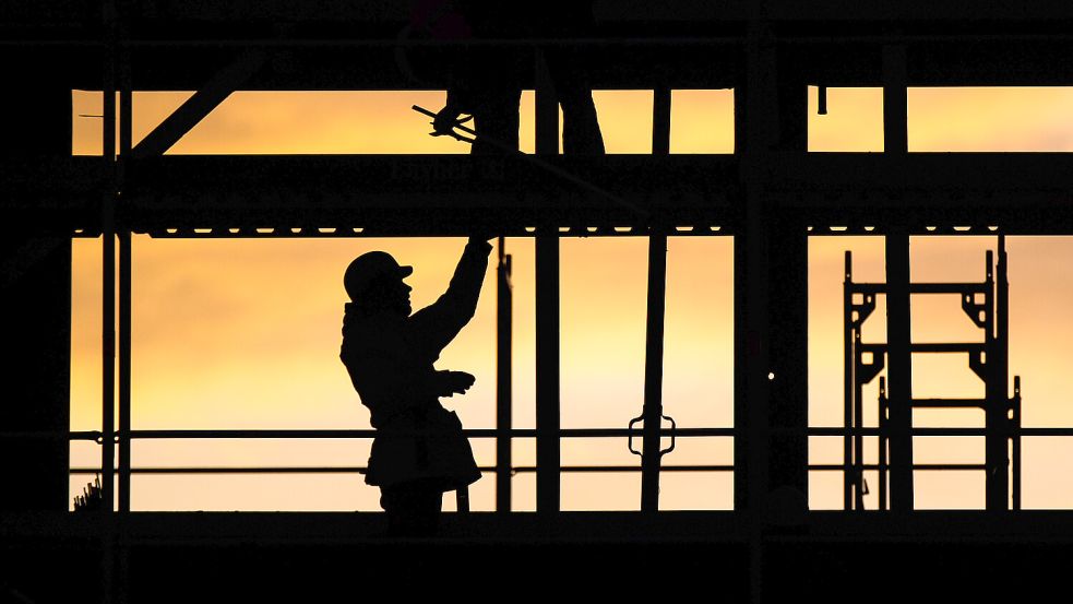 Auf deutschen Baustellen arbeiten bereits 23,9 Prozent ausländische Beschäftigte – Tendenz steigend. Foto: Julian Stratenschulte/dpa